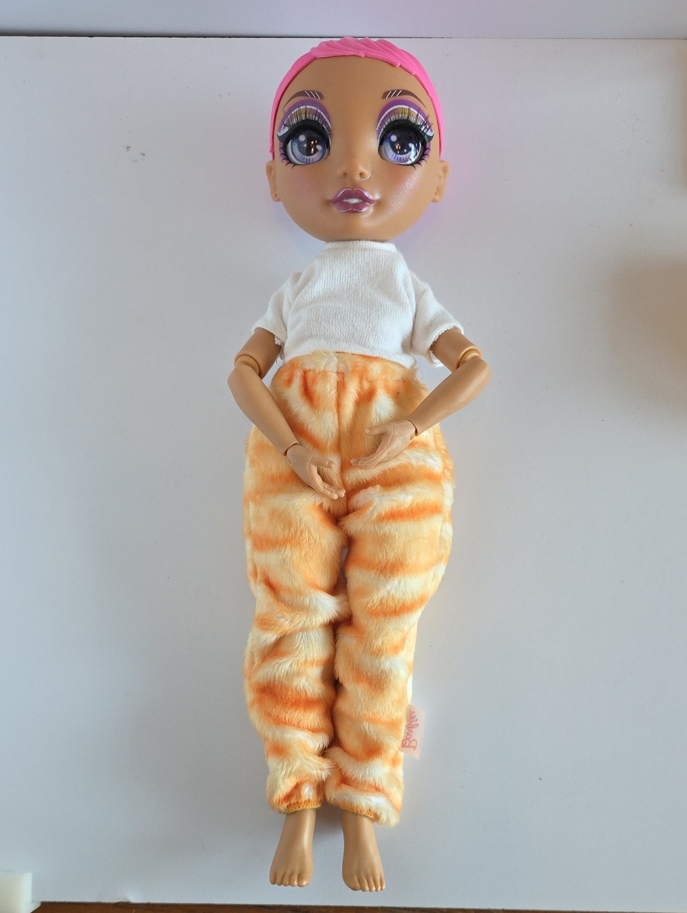 Rainbow High AVERY STYLES Fashion Doll w/Outfit 10"